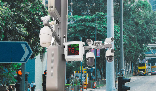 交通道路声环境监测典型案例: 贵港市街道交通噪声在线监测系统、全天候自动超标变色预警监测、助力解决噪声扰民问题